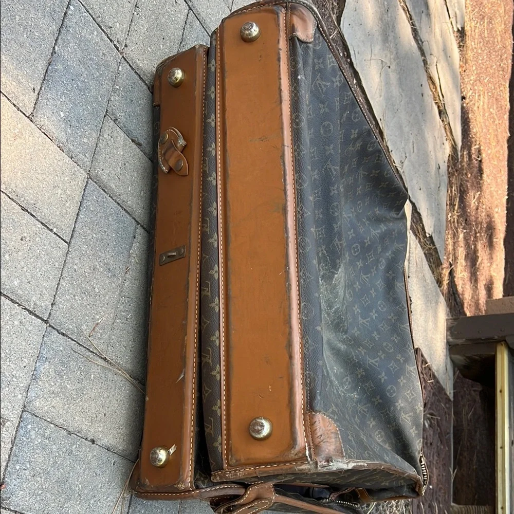 Louis Vuitton Brown Duffel Bag with Classic Design - Picture 3 of 12